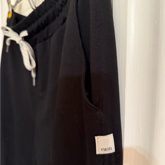 Vuori Black Jogger Pants. Great condition. Only worn once - Picture 4 of 6